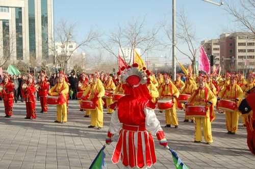 酒泉市2011年元宵節(jié)社火匯演期間，部分社火隊(duì)來(lái)公司拜年