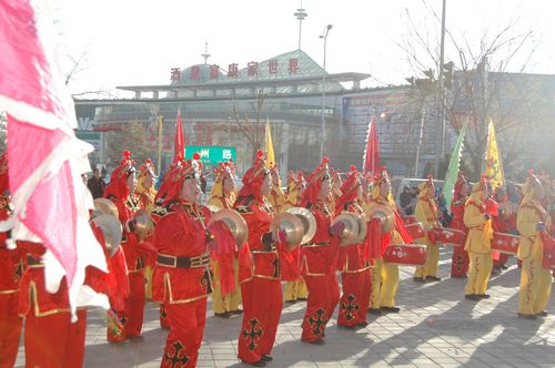 酒泉市2011年元宵節(jié)社火匯演期間，部分社火隊(duì)來(lái)公司拜年